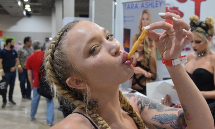 Dakota at Exxxotica