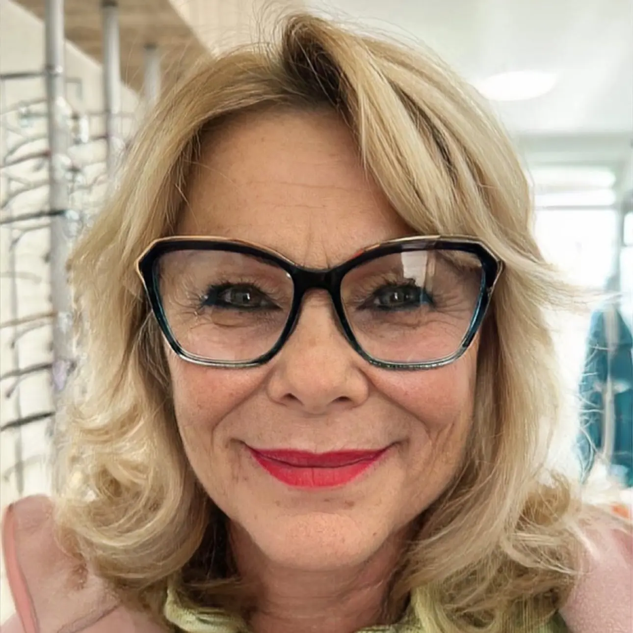 Kitty at feed a feast for the eyes