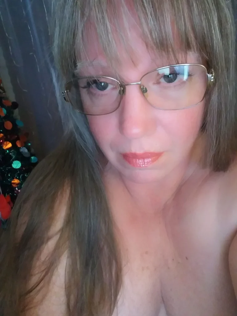 Missmarmar71's intimate photo adds to the intrigue