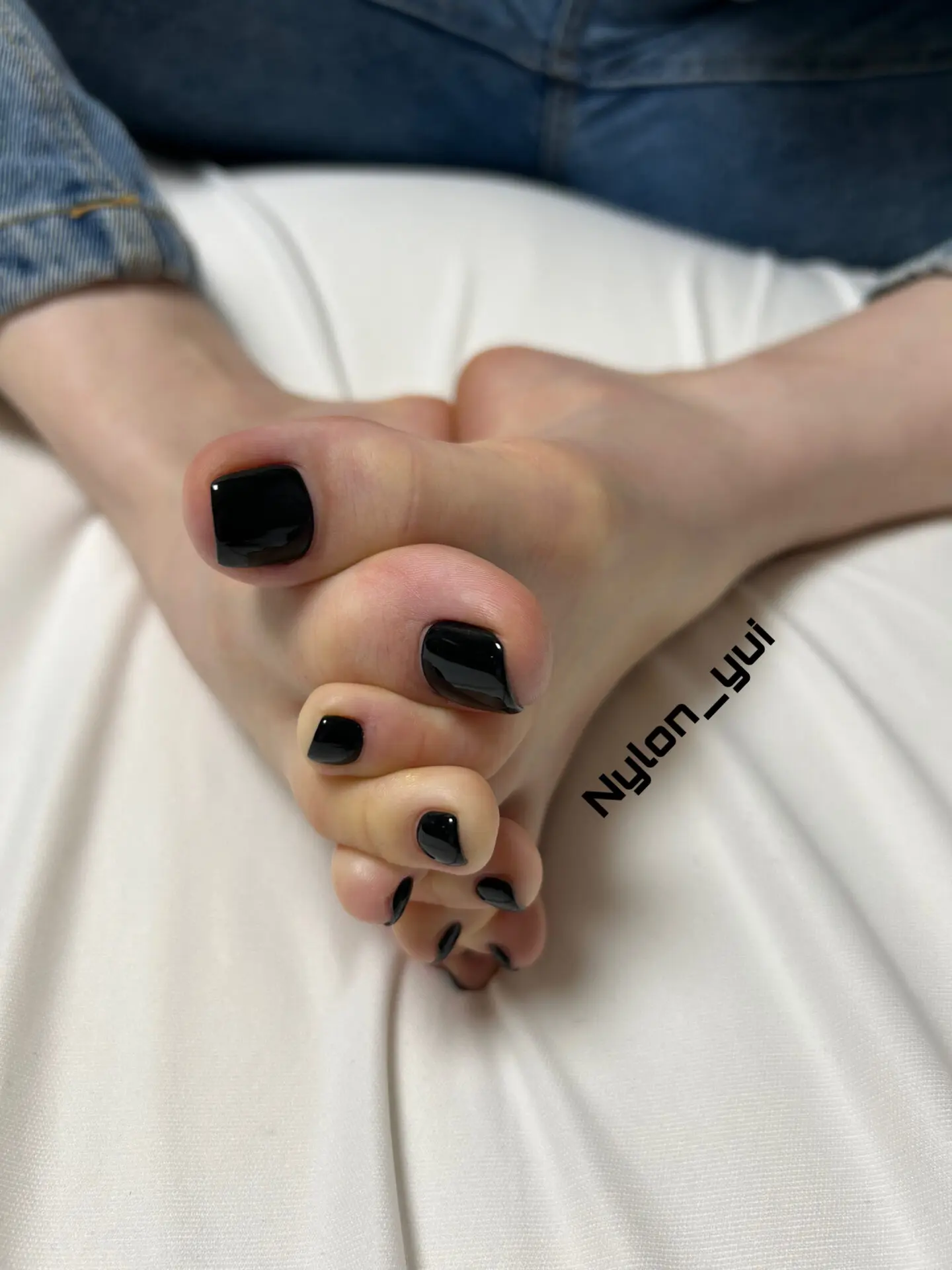 A mysterious gaze invites you closer to Nylon_yui's world.