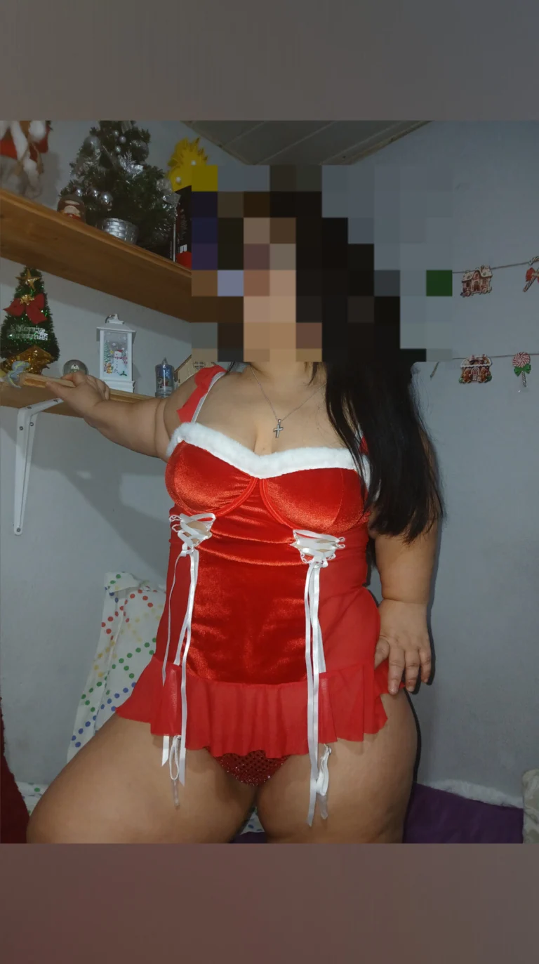 Sexymidgetdeea's alluring gaze