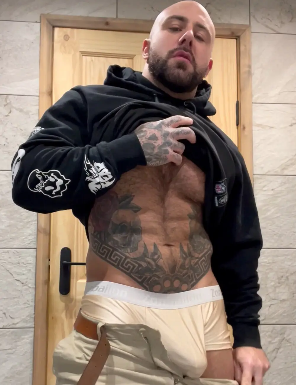 Alana Araya's breathtaking beauty will mesmerize your senses