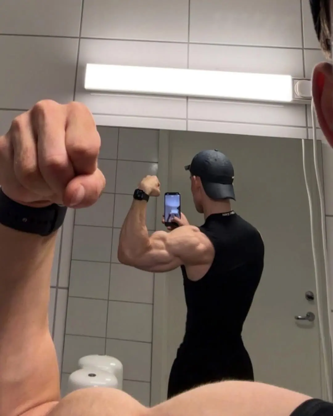 bulging bicep pic
