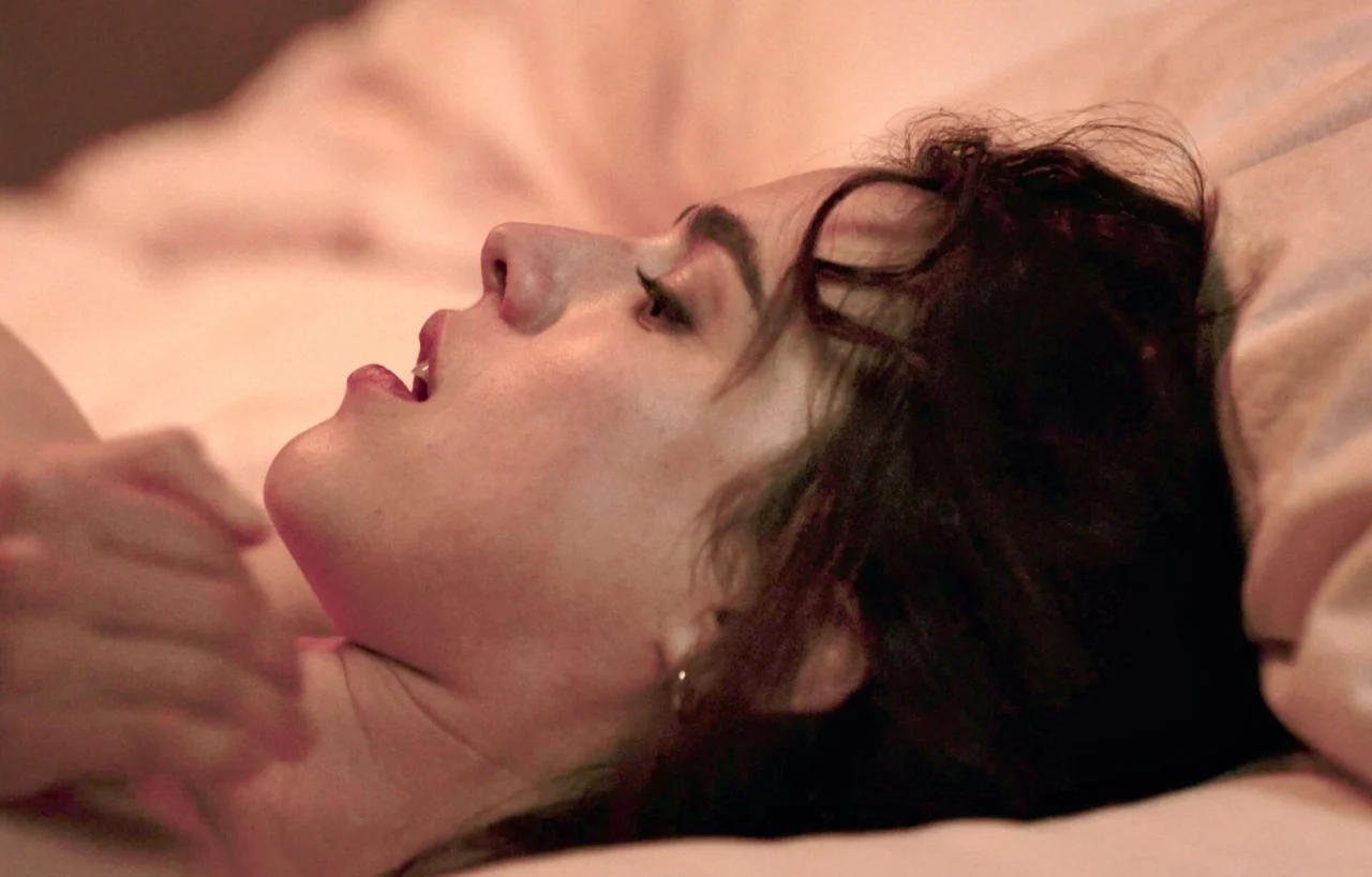 New Margaret Qualley And Aubrey Plaza Topless Lesbian Scene