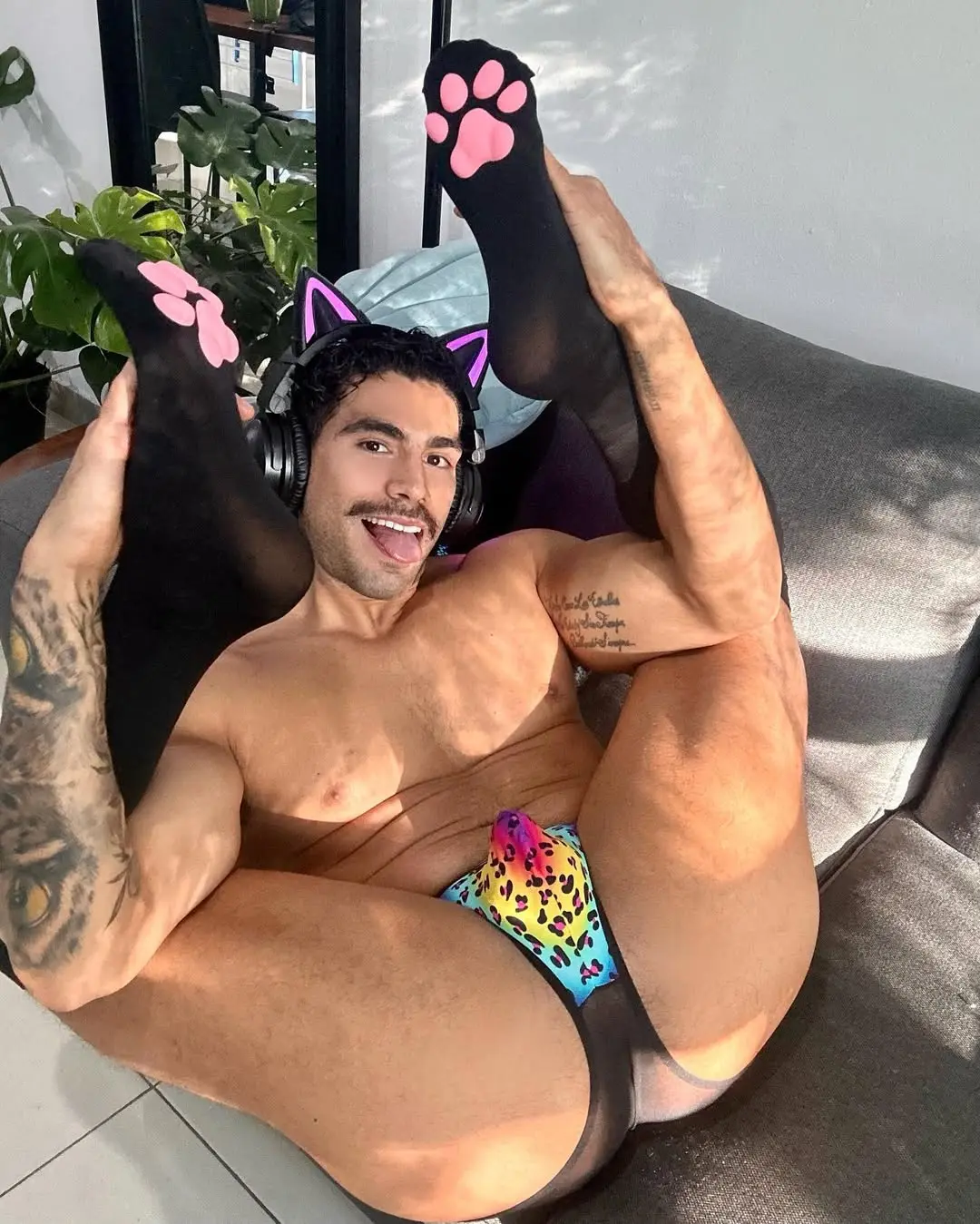 muscle Latino with bubble butt pic