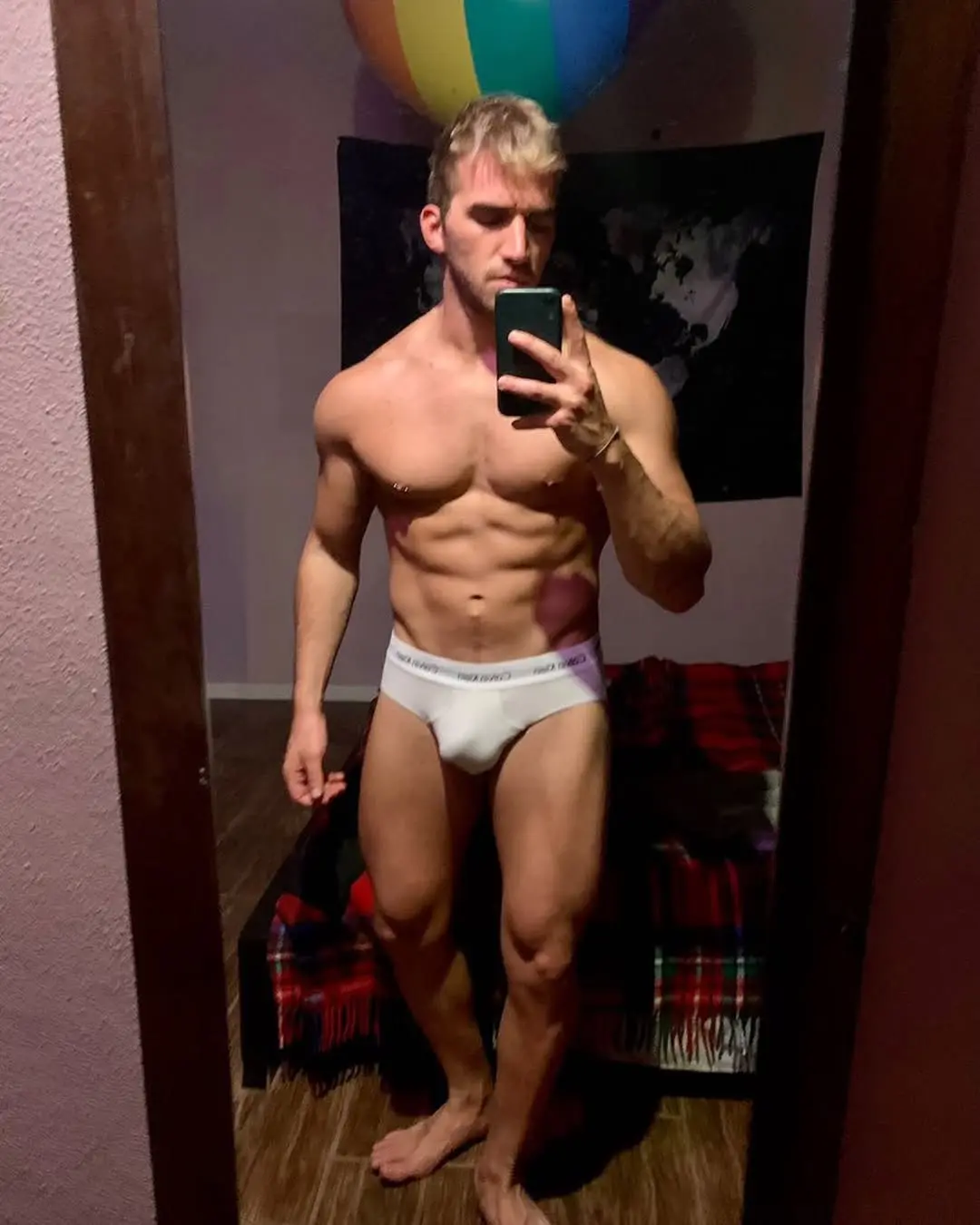 muscle guy bulging in underwear