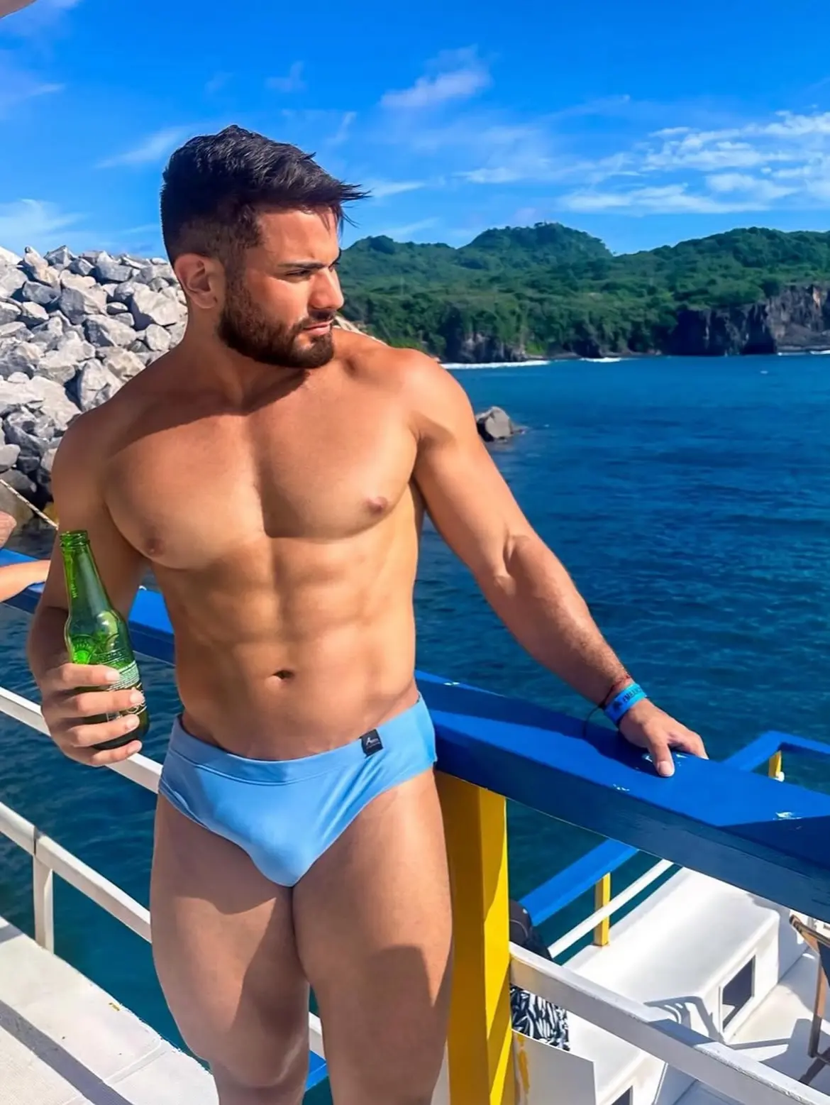 muscle guy VPL in Speedos