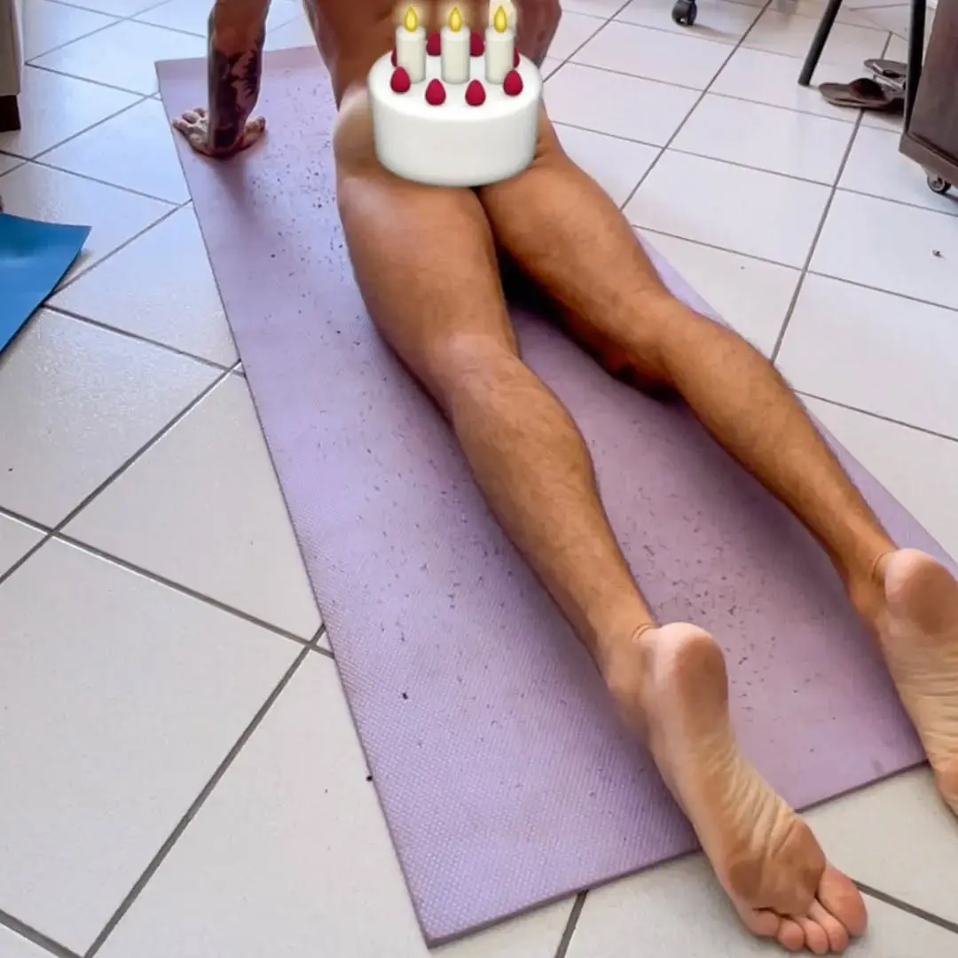 nude muscle guy with big feet