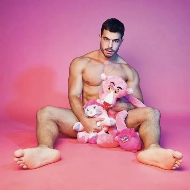 muscle naked stud with big feet