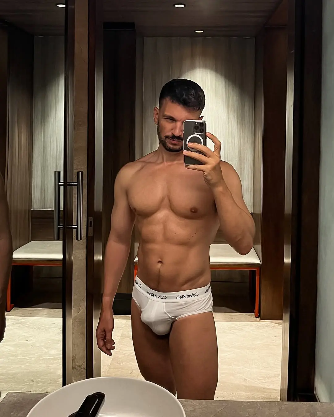 muscle guy bulging in underwear